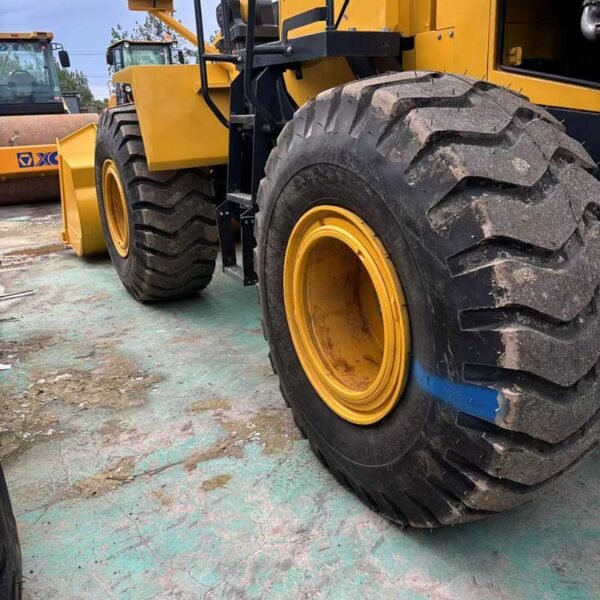 380-Tire-Detail-4 Used-Bulldozer-Komatsu-380-Supplier