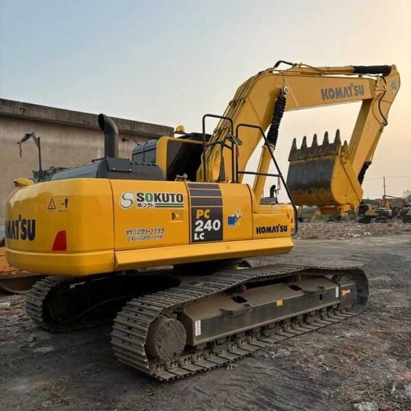 Big-Excavator-Komatsu-PC240LC