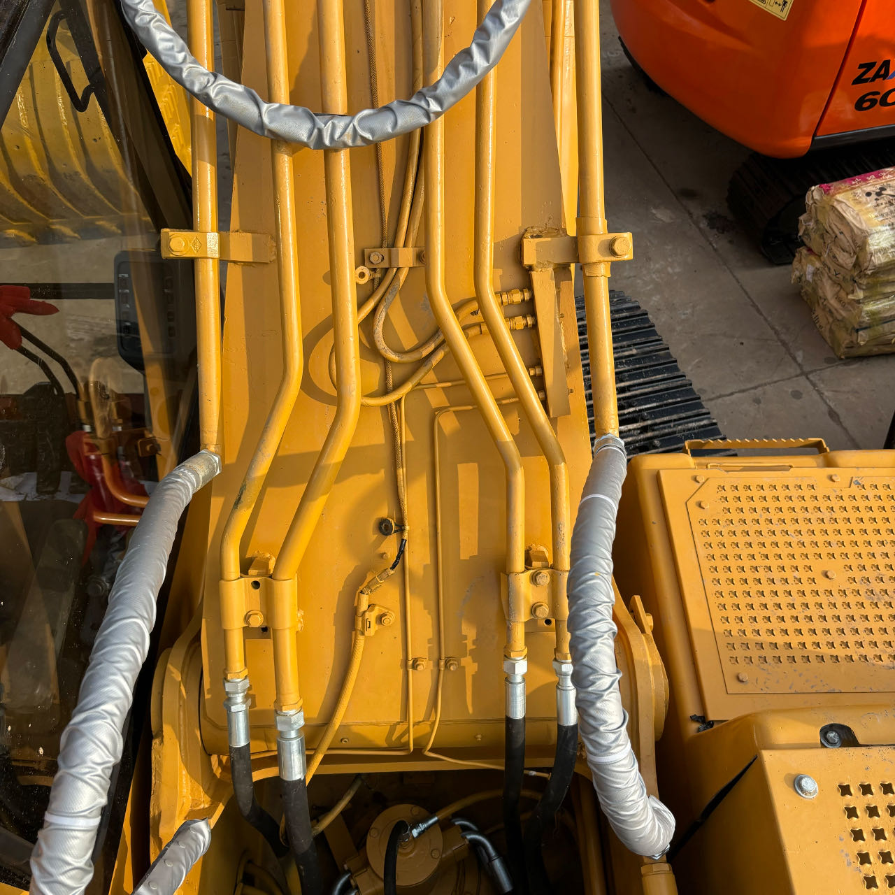 Reinforced main boom and hydraulic hoses on a used Cat 320 excavator