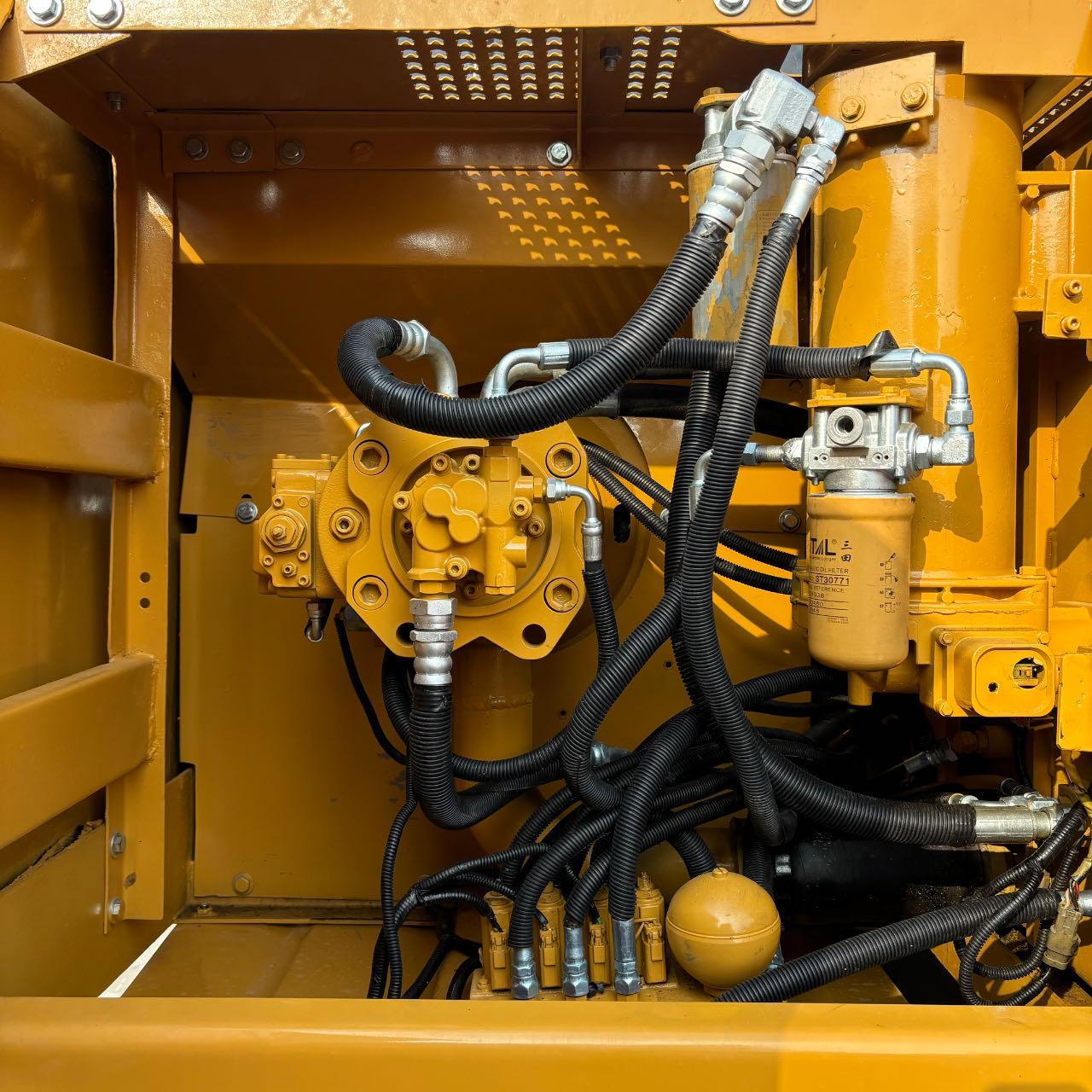 Main hydraulic pump and engine piping detail of a used Cat 320 excavator